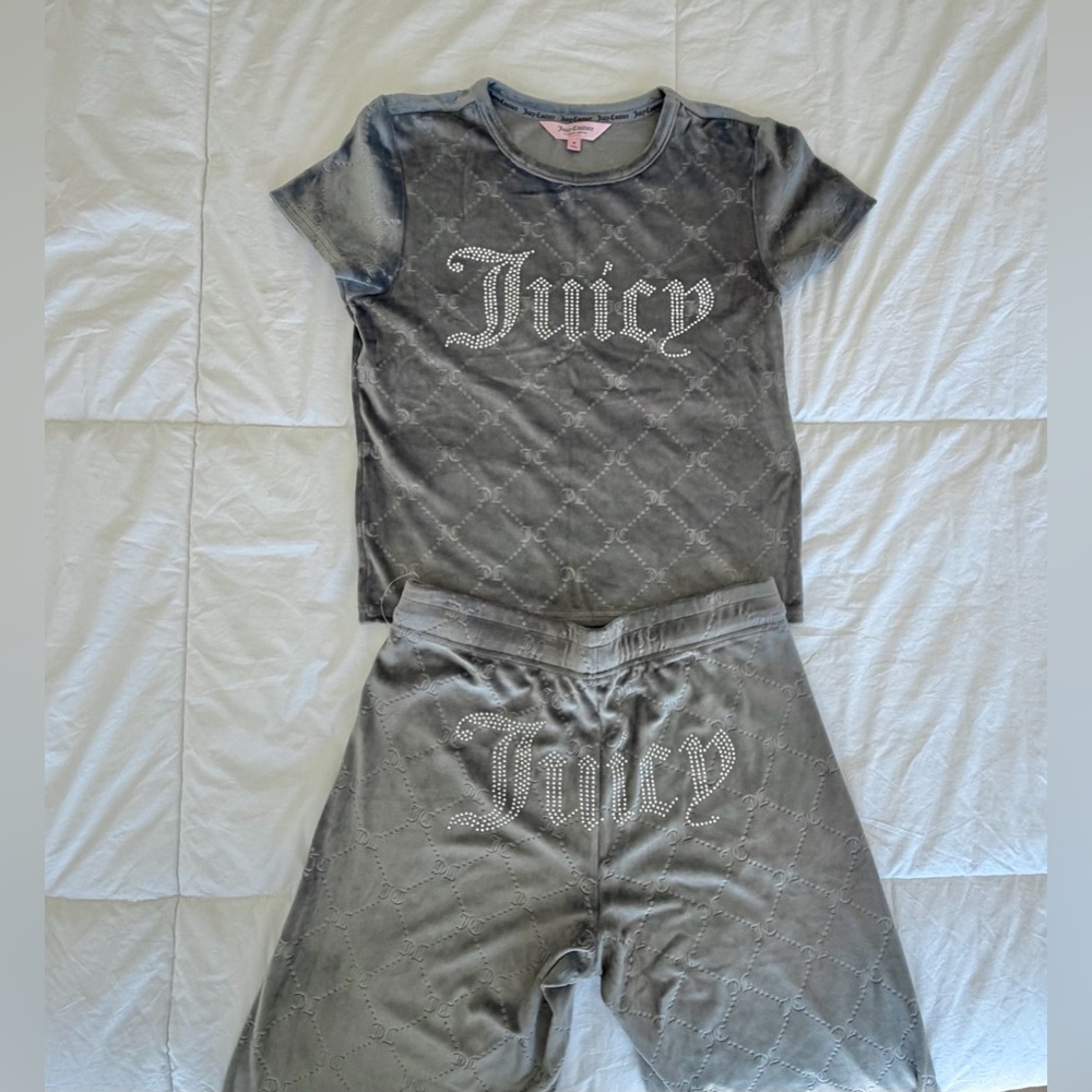 Juicy Couture Women’s Velour Short Sleeve Set – ( New)